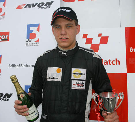 Marco L. Sørensen kom sejrspodiet med en tredjeplads på Brands Hatch.